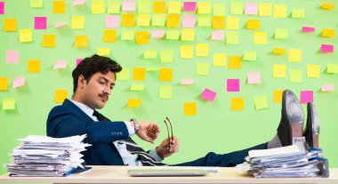 İş adamı önceliklerinde sorun yaşıyor.