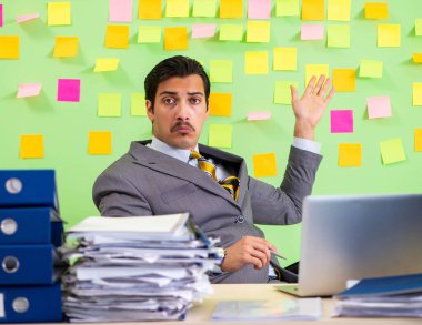 İş adamı önceliklerinde sorun yaşıyor.