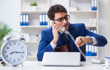 Kötü zaman yönetimi kavramında iş adamı