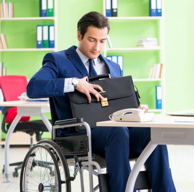 Ofiste çalışan engelli işadamı