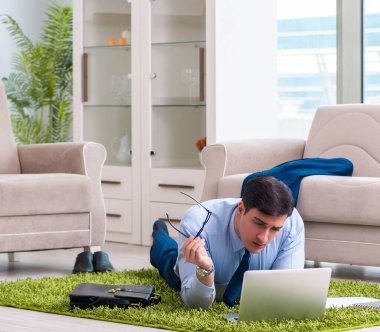 İş adamı eve iş getirip fazla mesai yapıyor.