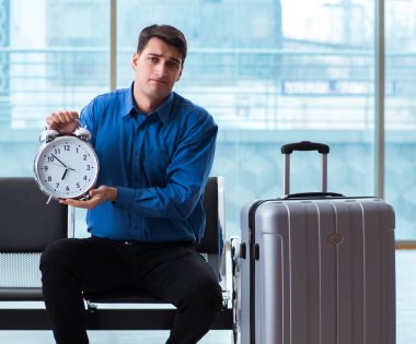 Havaalanı dinlenme odasında yolcu bekleyen adam.