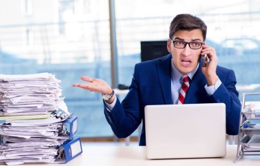 İşadamı işkolik evrak işleriyle boğuşuyor