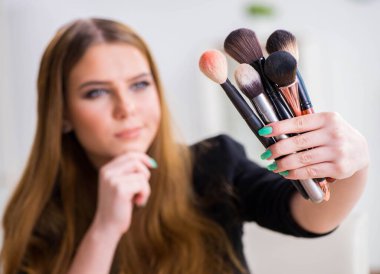 Partiye hazırlanan genç bir kadın.