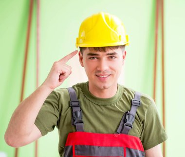 Atölyede çalışan genç bir marangoz.