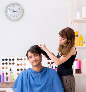 Genç çekici adam bayan berberi ziyaret ediyor.