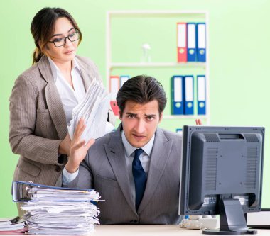 Erkek çalışan aşırı çalışmadan muzdarip.