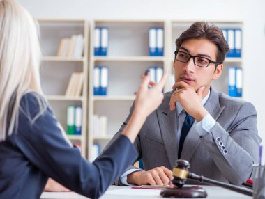 Avukat müvekkil ile hukuk davasını tartışıyor