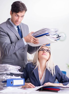 Patron sekreterine ek iş getiriyor.