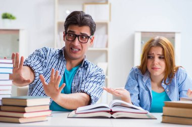 Üniversite sınavlarına çalışan iki öğrenci.