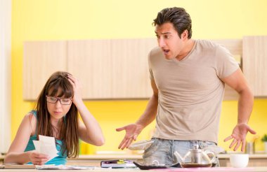 Genç aile kişisel finansla boğuşuyor