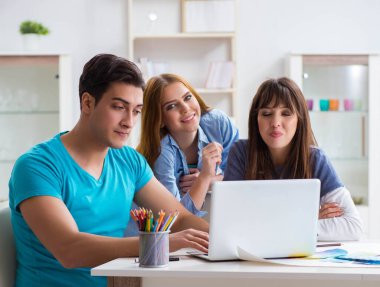 Tasarımcı takımı yeni iç projeyi tartışıyor