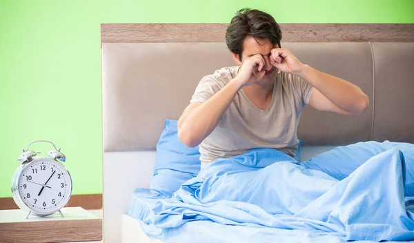 Homem tendo problemas com o sono — Fotografia de Stock