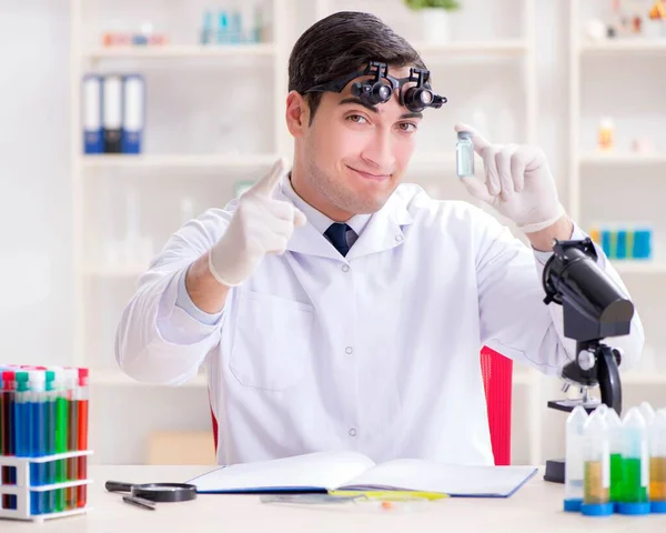 Joven científico químico trabajando en laboratorio — Foto de Stock