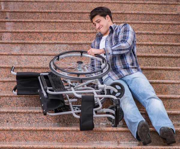 Niepełnosprawny mężczyzna na wózku inwalidzkim mający problemy ze schodami — Zdjęcie stockowe