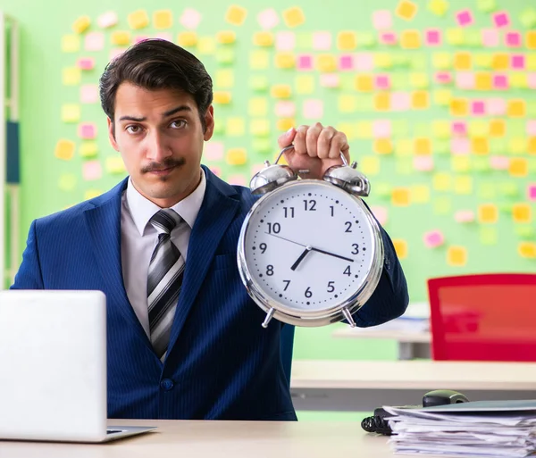 Affärsman med många motstridiga prioriteringar inom tidshantering — Stockfoto