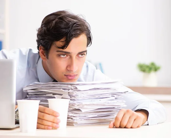 Junge Angestellte süchtig nach Kaffee — Stockfoto