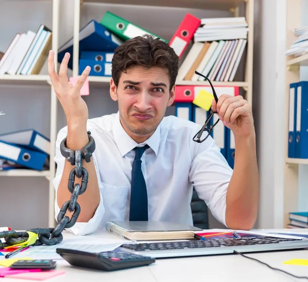 Empregado ligado e acorrentado à sua mesa com corrente — Fotografia de Stock