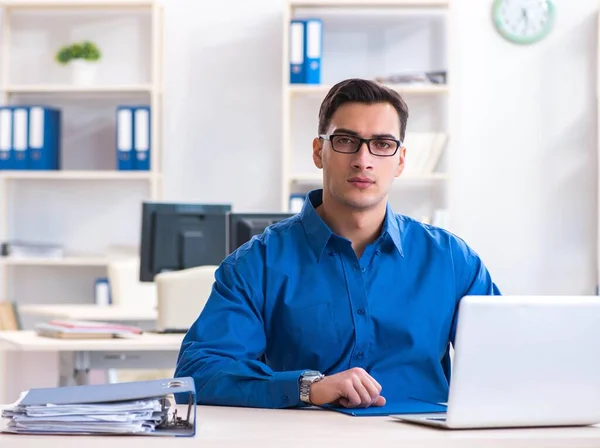 Knappe zakenman werknemer zit aan zijn bureau in kantoor — Stockfoto