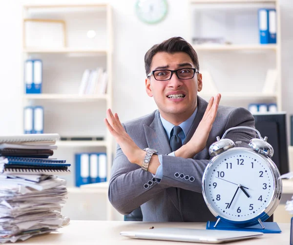 Employee failing to meet tax reporting deadlines — Stock Photo, Image