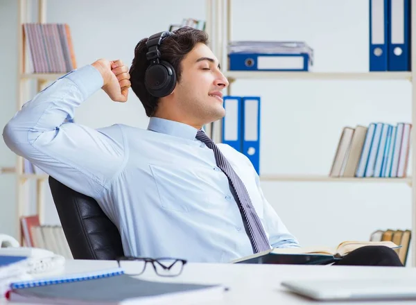 Assistente de vendas ouvindo música durante a pausa para almoço — Fotografia de Stock