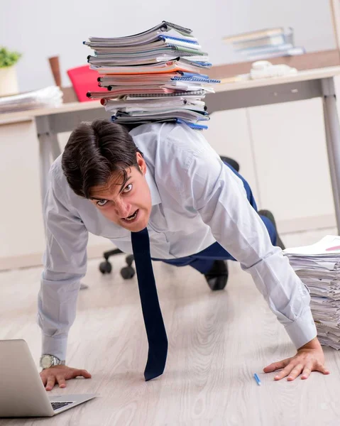 Funcionário extremamente ocupado trabalhando no escritório — Fotografia de Stock