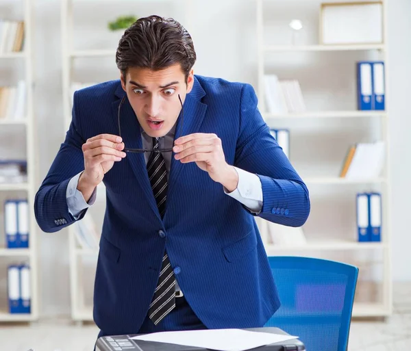 Junge hübsche Geschäftsfrau arbeitet im Büro am Schreibtisch — Stockfoto