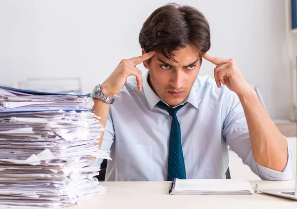 Junger gutaussehender Geschäftsmann arbeitet im Büro — Stockfoto