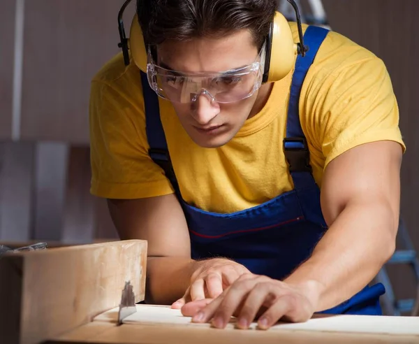 Travailleur travaillant en atelier de réparation dans le concept de travail du bois — Photo