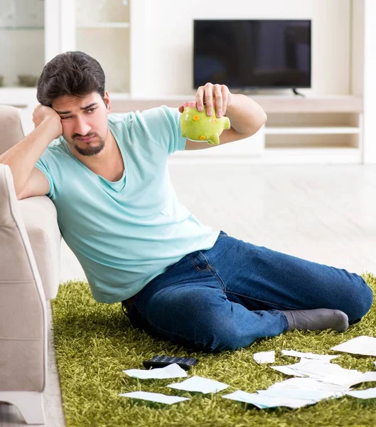 Joven luchando con las finanzas personales y facturas — Foto de Stock