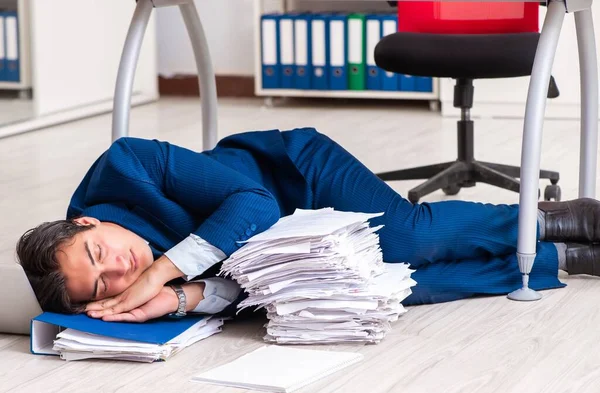 Fatigué homme d'affaires épuisé faisant des heures supplémentaires au bureau — Photo