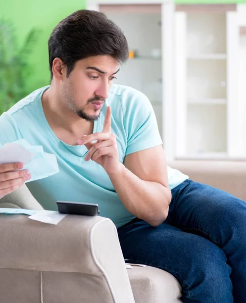 Jonge man worstelt met persoonlijke financiën en rekeningen — Stockfoto