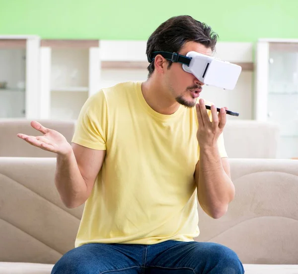 Jeune homme avec lunettes de réalité virtuelle — Photo