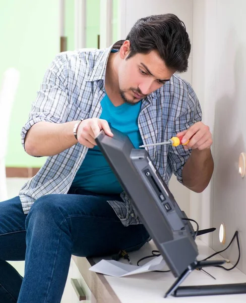 Joven marido reparando tv en casa — Foto de Stock