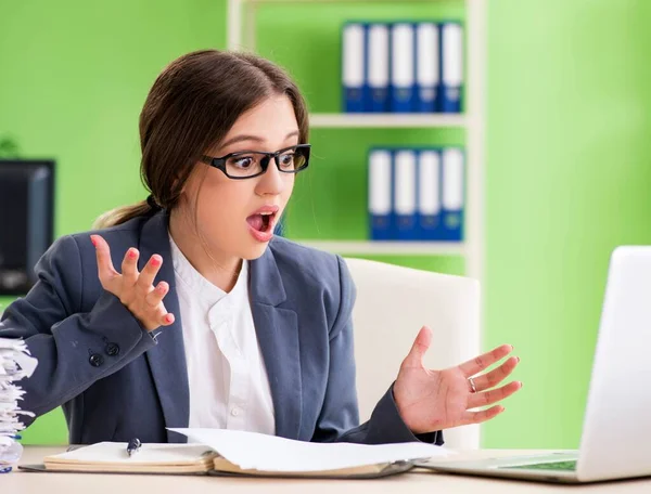 Ung kvinnlig anställd mycket upptagen med löpande pappersarbete — Stockfoto