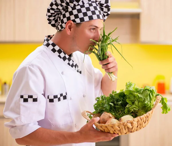 Joven cocinero profesional preparando ensalada en la cocina —  Fotos de Stock