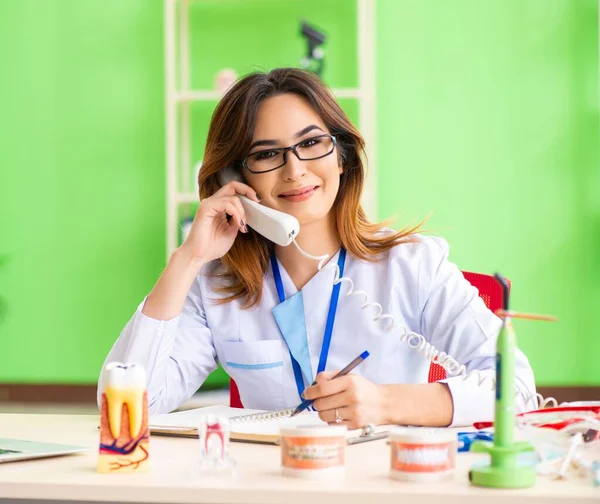 Femme dentiste travaillant sur implant dentaire — Photo