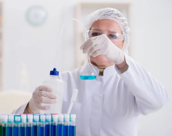 Mujer química que trabaja en el laboratorio de la clínica hospitalaria —  Fotos de Stock