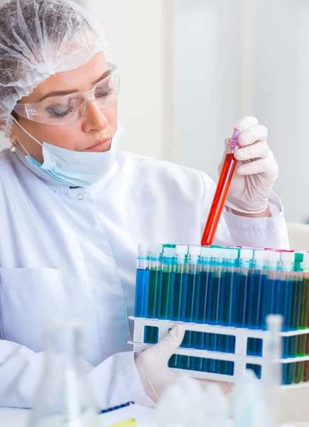 Mulher química que trabalha no laboratório de clínica hospitalar — Fotografia de Stock