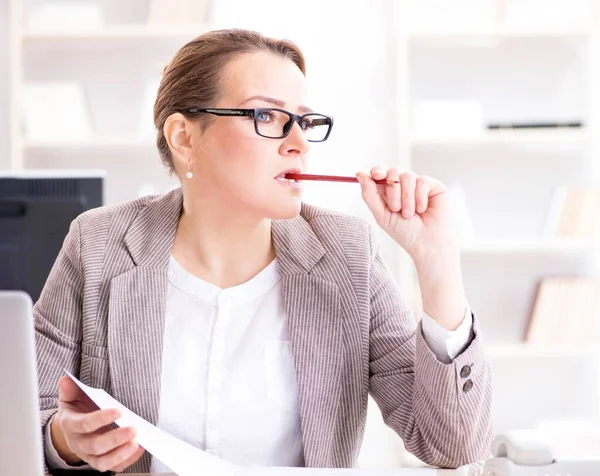 Employée d'entreprise travaillant dans le bureau — Photo