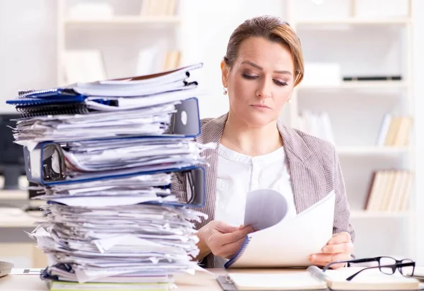 Geschäftsfrau mit laufendem Papierkram sehr beschäftigt — Stockfoto