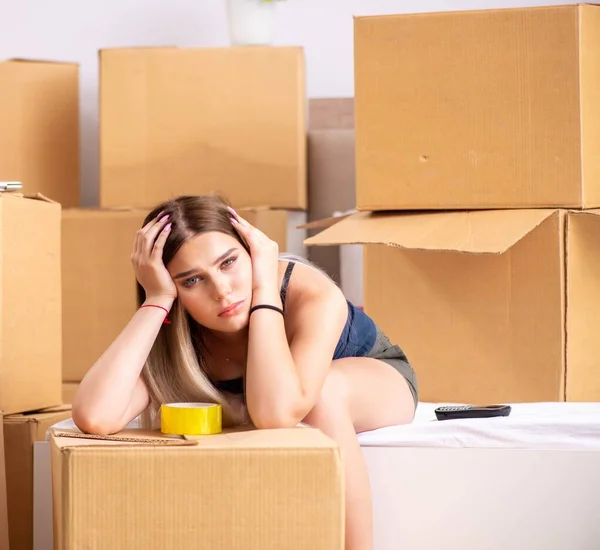 Ung kvinna flyttar till ny plats — Stockfoto