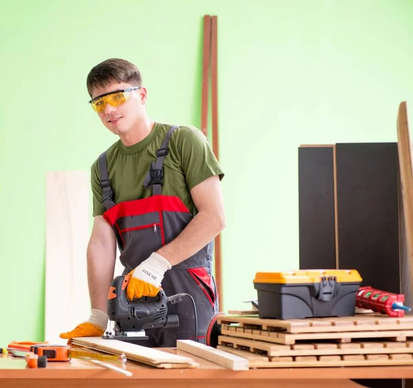 Giovane falegname che lavora in officina — Foto Stock