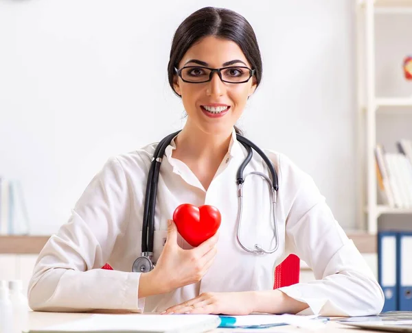 Joven doctor en concepto de cuidado del corazón —  Fotos de Stock