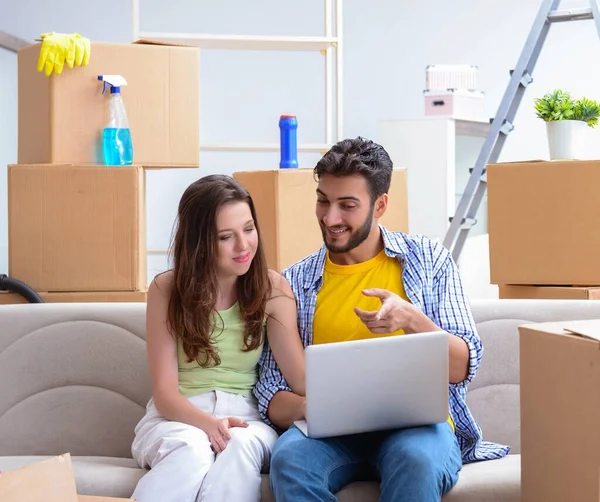 Genç bir aile eve taşınmayı tartışıyor.