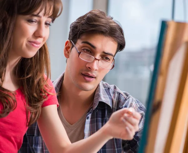 Künstlerische Coaching-Studentin im Malkurs im Atelier — Stockfoto