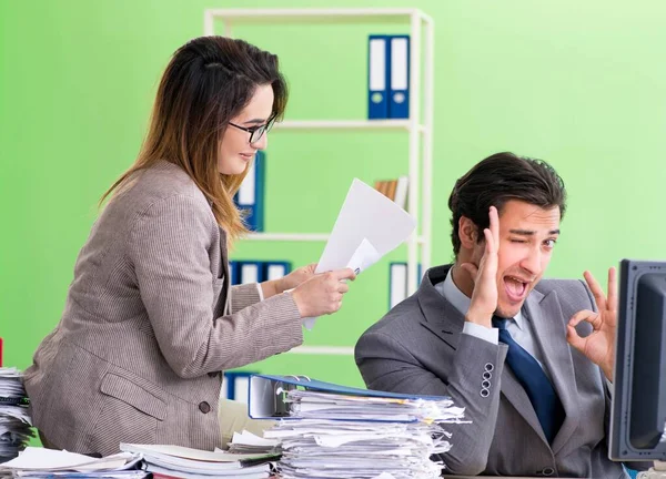 Ofiste çalışan iki meslektaşım.