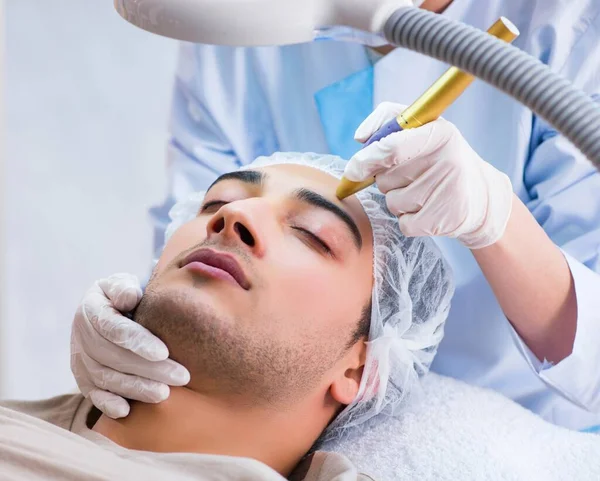 Homem visitando dermatologista para remoção de cicatriz a laser — Fotografia de Stock