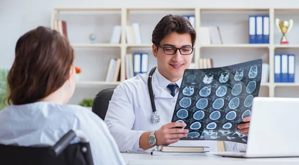 Médico explicando a los pacientes los resultados de la radiografía — Foto de Stock