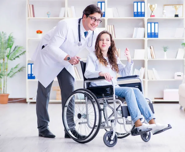 Zdravotně postižený pacient na invalidním vozíku pro pravidelnou kontrolu — Stock fotografie